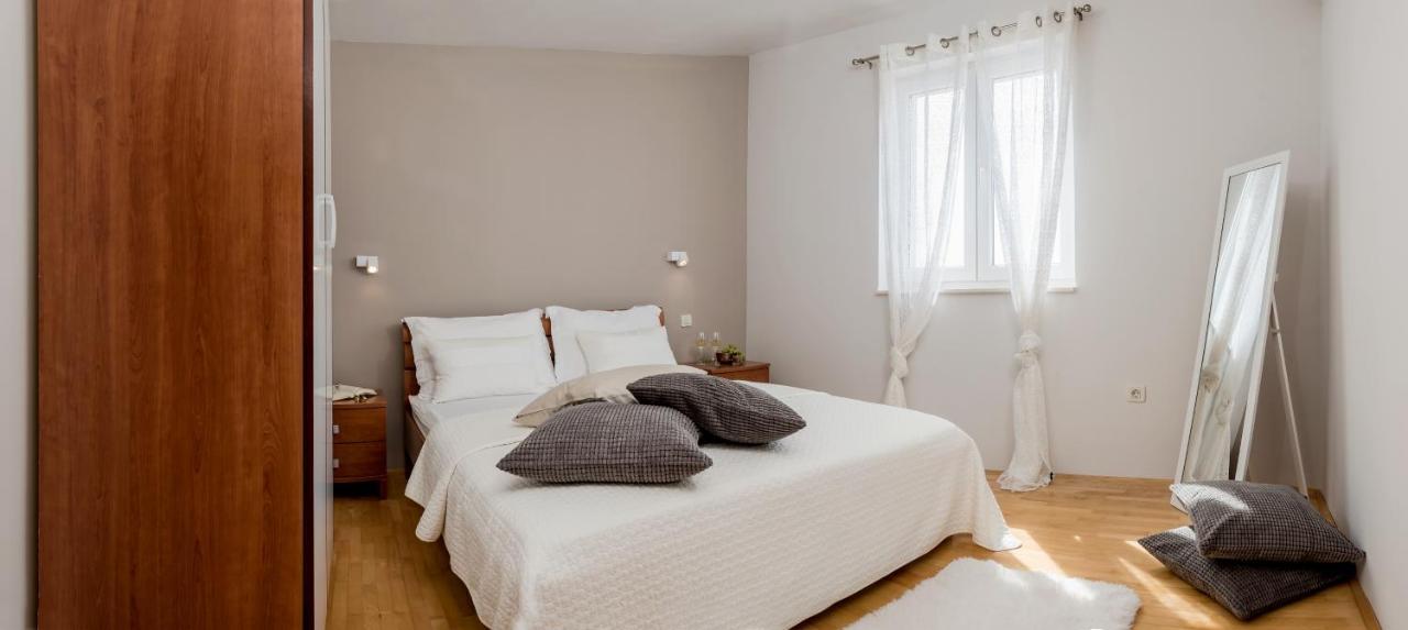 Apartments And Rooms With Parking Space Rogoznica - 10339 Exteriör bild