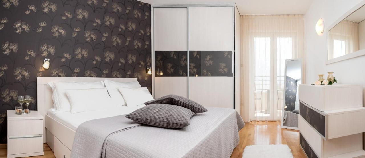 Apartments And Rooms With Parking Space Rogoznica - 10339 Exteriör bild