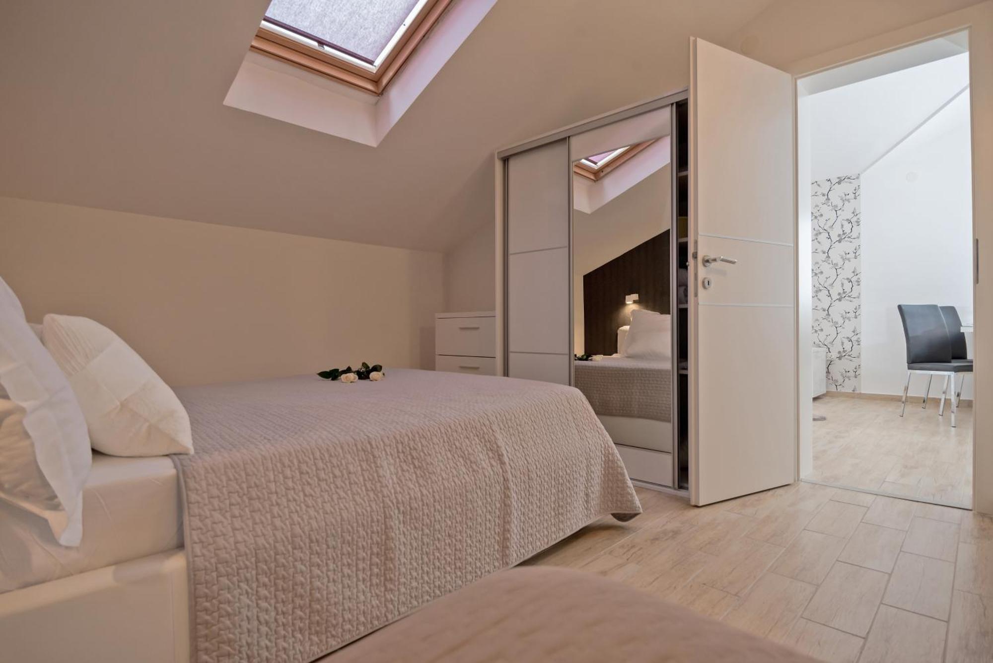 Apartments And Rooms With Parking Space Rogoznica - 10339 Rum bild