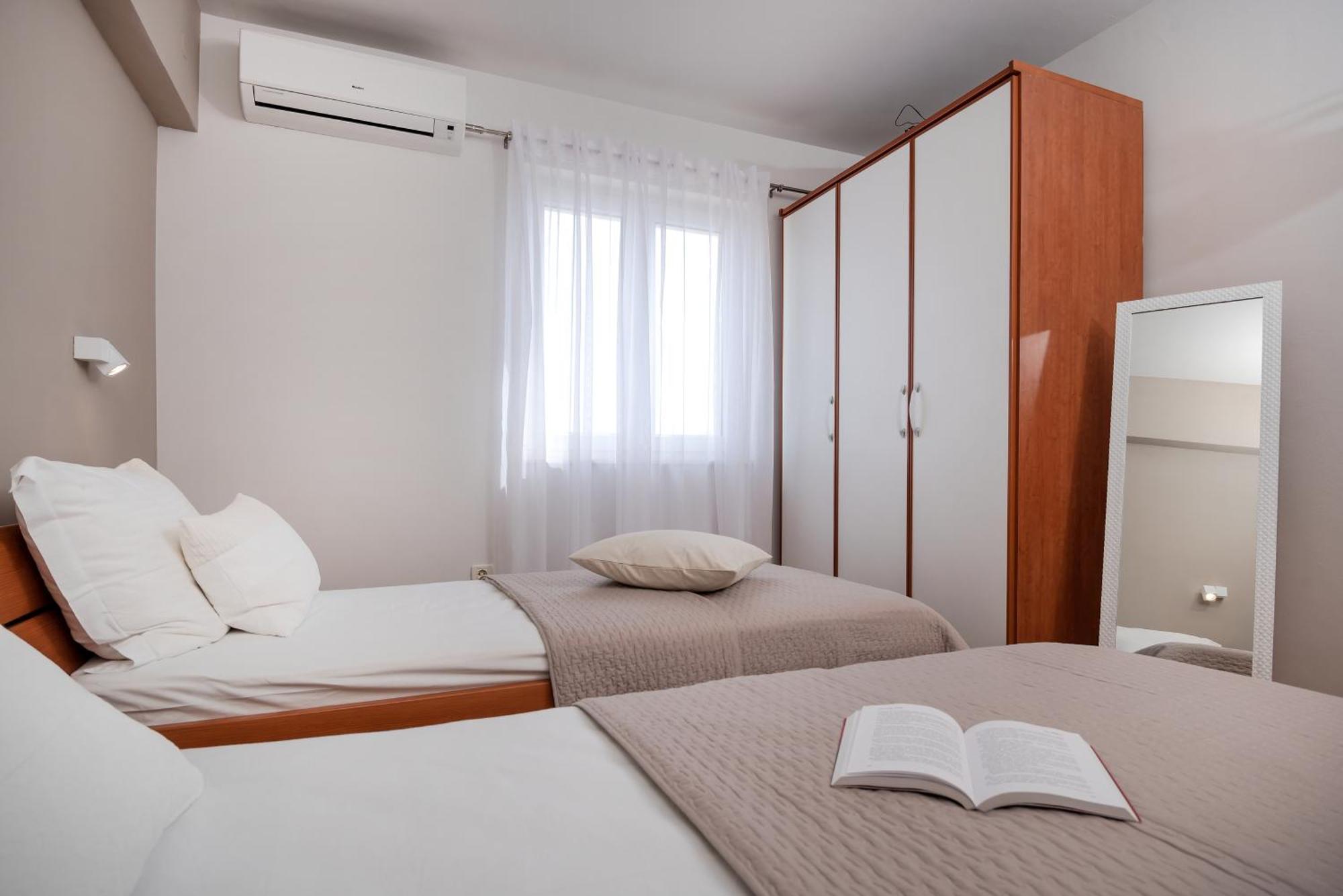 Apartments And Rooms With Parking Space Rogoznica - 10339 Rum bild