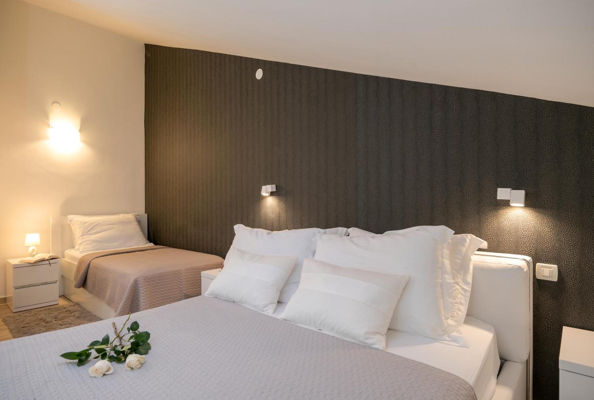 Apartments And Rooms With Parking Space Rogoznica - 10339 Rum bild