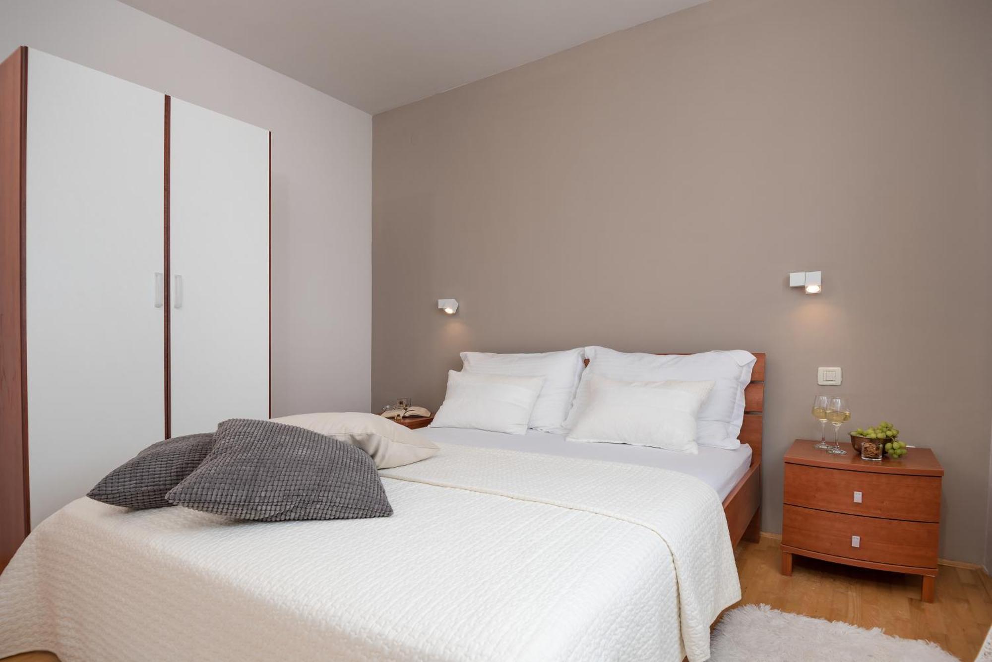 Apartments And Rooms With Parking Space Rogoznica - 10339 Rum bild