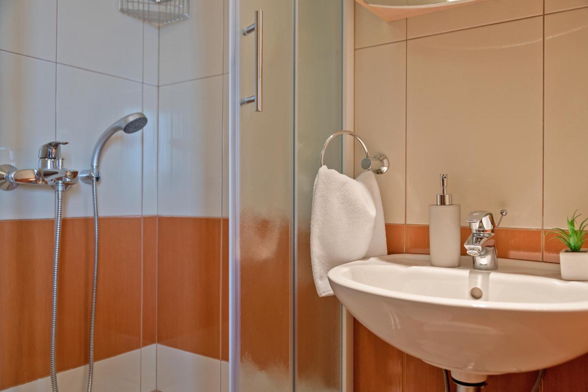 Apartments And Rooms With Parking Space Rogoznica - 10339 Rum bild